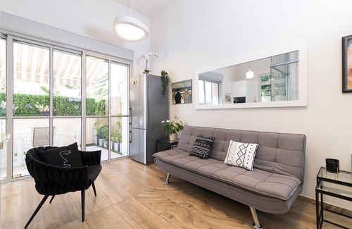 Kerem HaTeimanim Apartment | Bauhaus Residence & Garden by Beach - 6 Guests - 5 Stars Hosting ☆