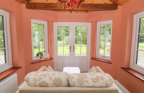 Hendrerwydd Cottage | BAWBEE COTTAGE, family friendly, country holiday cottage in Bodfari