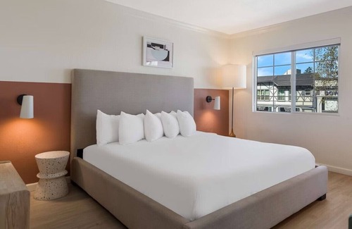 Piedmont Avenue Resort | Bay Area Charm: Comfortable Accommodation within 6 miles of Berkeley Marina!