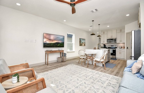 San Leon House | Bay Breeze Bungalow - Game Room & Pet Friendly; 2 Blocks from Pier 6