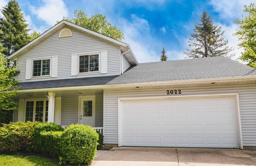 Sarnia House | Bay Breeze Cottage - Steps from Lake Huron