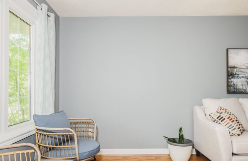 Sarnia House | Bay Breeze Cottage - Steps from Lake Huron