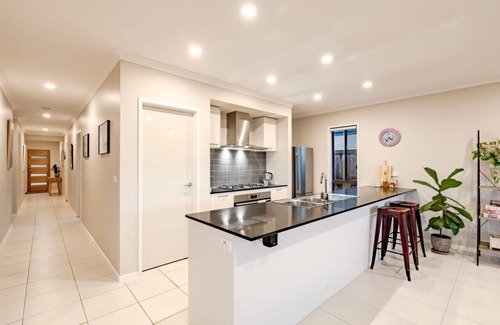Curlewis House | Bay Breeze Retreat - Pet friendly