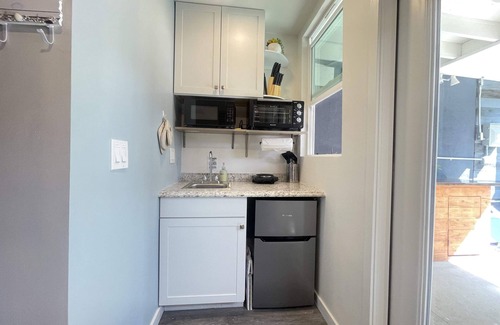 Bay Park Apartment | Bay Breeze Studio Cozy Retreat