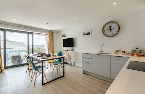 Mortehoe Apartment | Bay Retreat - W11 - Three Bedroom Apartment, Sleeps 6