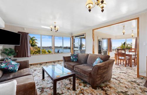 Maungatapu House | Bay View Gardens - Tauranga Holiday Home