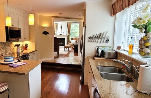 Bayfield House | BAYFIELD LUXURY VACATION/CORPORATE RETREAT STEPS AWAY FROM HISTORIC MAIN STREET