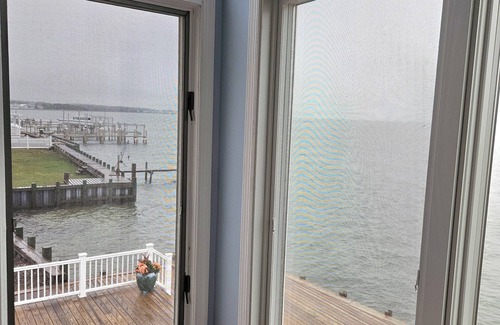 Pebble Beach House | Bayfront 3 Bedrooms House with Huge Deck/Private Beach/Beach House Sleeps 6 Ppl