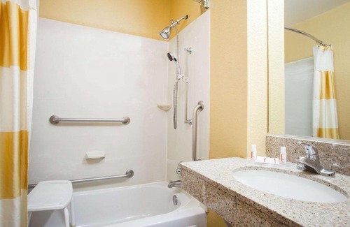 Madison Heights Hotel | Baymont by Wyndham Madison Heights Detroit Area