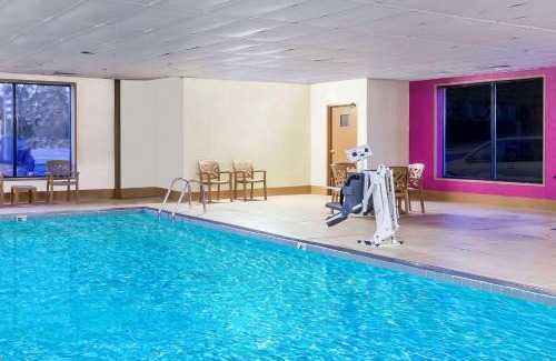 Waukesha Hotel | Baymont by Wyndham Waukesha