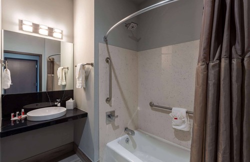 Madison Hotel | Baymont Inn & Suites by Wyndham Madison