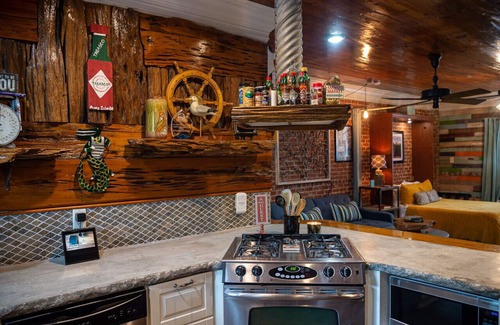 New Iberia Cabin | Bayou Chateau A Cajun Oasis, Bayou-Side, Fire Pit, Private Decks, Pets, Downtown NILA!