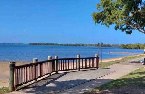 Deception Bay House | Bayside Living - Walk to Water - Central location