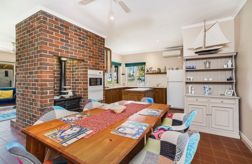 Clifton Springs House | Bayside walks and local beach access, in the heart of the Bellarine and wineries