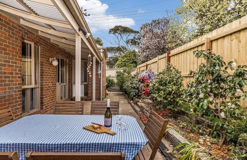 Clifton Springs House | Bayside walks and local beach access, in the heart of the Bellarine and wineries