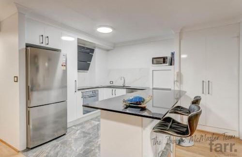 Runaway Bay Apartment | Bayview Bay Apartment and Marina
