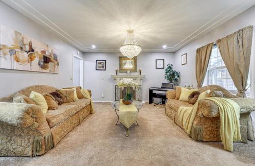 Edgar House | BBQ Ready Hawthorne Home with Screened-In Patio
