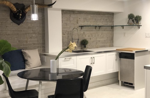 The Beaches House | Be at the BEACH! Steps to Water Edge- Large Stylish 1bdrm Apt- Modern & Bright