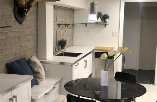 The Beaches House | Be at the BEACH! Steps to Water Edge- Large Stylish 1bdrm Apt- Modern & Bright