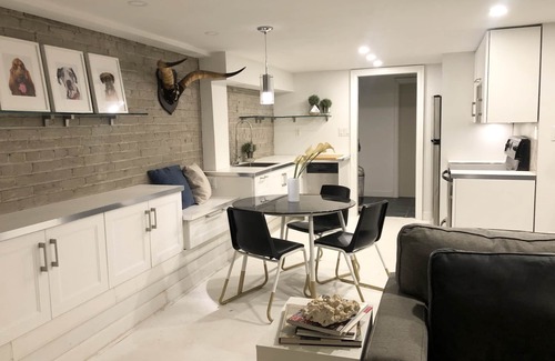 The Beaches House | Be at the BEACH! Steps to Water Edge- Large Stylish 1bdrm Apt- Modern & Bright