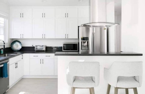 North Hollywood House | Be Inspired to Dream in This Glamorous Tinseltown Suite