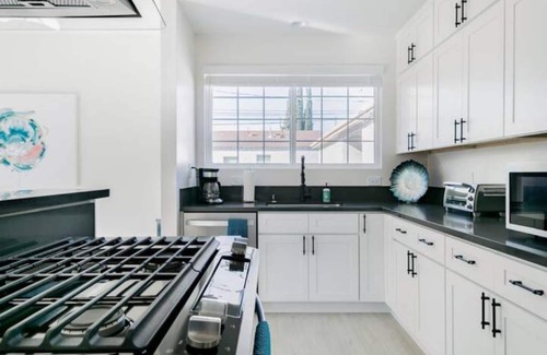 North Hollywood House | Be Inspired to Dream in This Glamorous Tinseltown Suite