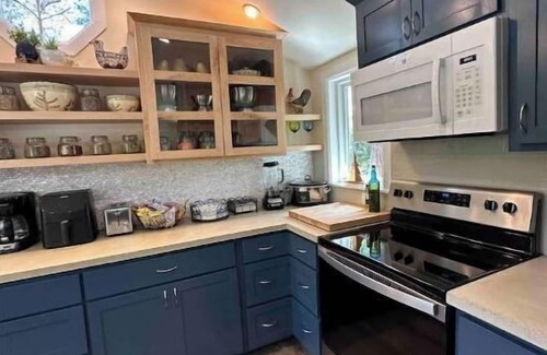 Grants Pass House | Be Our Guest-Cheerful Cozy Retreat.