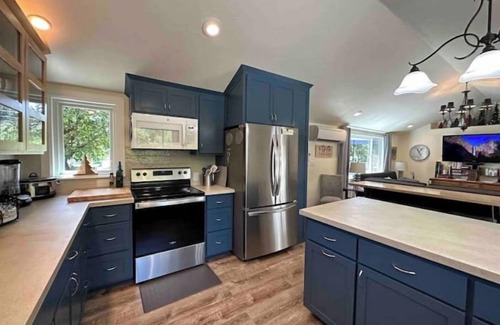 Grants Pass House | Be Our Guest-Cheerful Cozy Retreat.