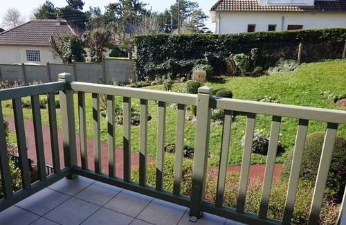 Merville-Franceville-Plage Apartment | Beachside Duplex with Direct Access to the Sea, Balcony, and Free Parking