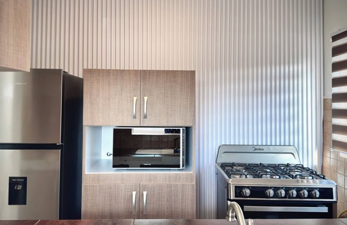 Sabana Liber House | Beach 7 min away! 3 BR, 2 BA, parking, kitchen, office, hot water showers.
