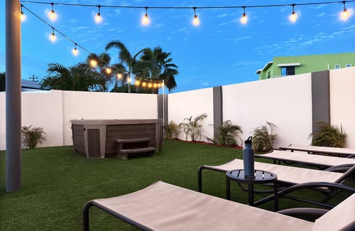 Sabana Liber House | Beach 7 min away! 3 BR, 2 BA, parking, kitchen, office, hot water showers.