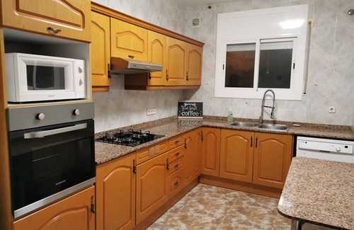 Cunit Ski Chalet | Beach and Mountain. Swimming pool and barbecue for your relaxation