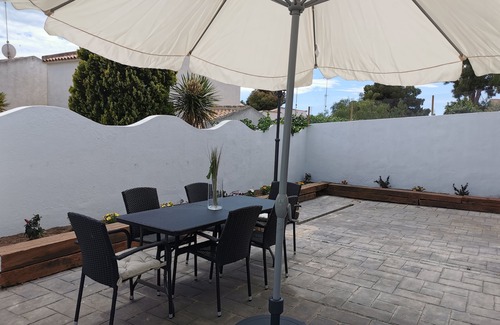 Cunit Ski Chalet | Beach and Mountain. Swimming pool and barbecue for your relaxation