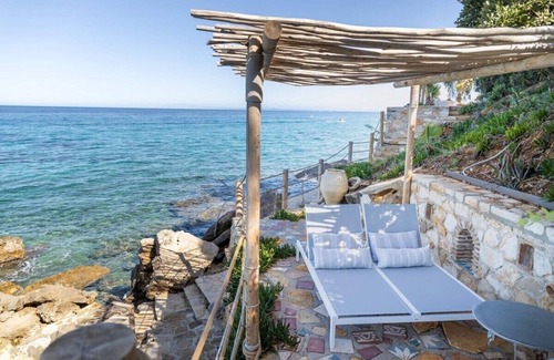 Amoudi Apartment | Beach Apartment Antonia with Sea View & Outdoor Jetted Tub