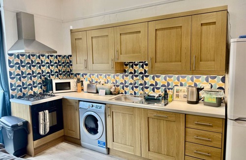 Southsea Apartment | Beach at end of road, private parking, dog welcome