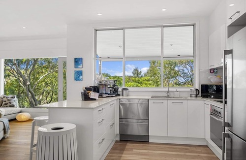 Hardys Bay House | Beach, bay, bush and heated plunge pool