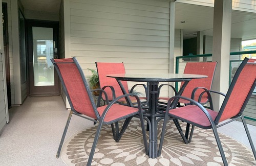 Yellow Point Condo | Beach Bliss oceanfront king studio. Balcony, pool, hot tub, dock. Fall rates!