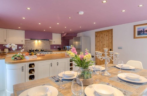 Caister-on-Sea House | Beach Breeze Cottage - Hot Tub - 3 Bedr - Pets OK