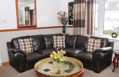 Kinmel Bay Cottage | BEACH BUNGALOW, family friendly, country holiday cottage in Rhyl
