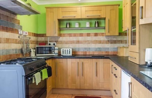 Kinmel Bay Cottage | BEACH BUNGALOW, family friendly, country holiday cottage in Rhyl