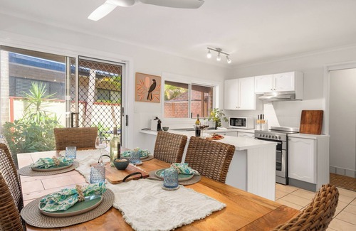 Emerald Beach House | Beach Cockatiel 1Bed Steps to beach, surf and sand - Couple's Getaway