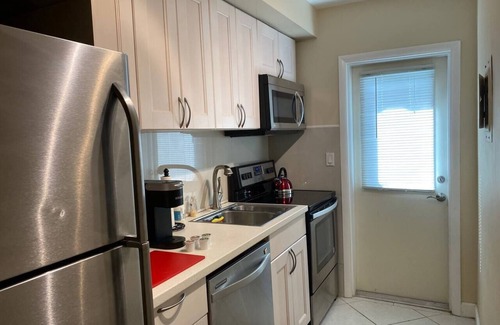 Lake Ridge Apartment | Beach, Coffee, Wifi, Shopping & Restaurants