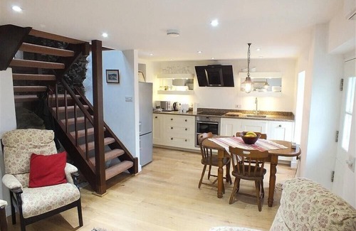 Little Haven Cottage | BEACH COTTAGE, pet friendly, with open fire in Little Haven