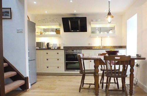 Little Haven Cottage | BEACH COTTAGE, pet friendly, with open fire in Little Haven