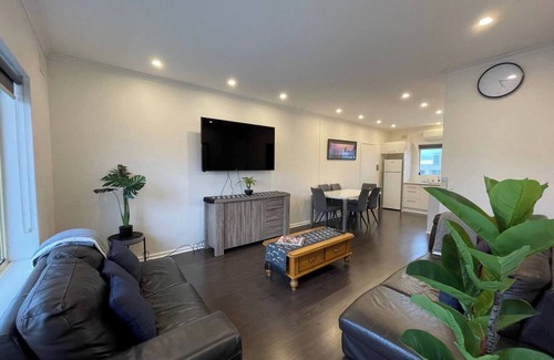 Glenelg North Apartment | Beach Escape no 10: Sun, Sand, and Beach Await! Bring Your Pets Along!
