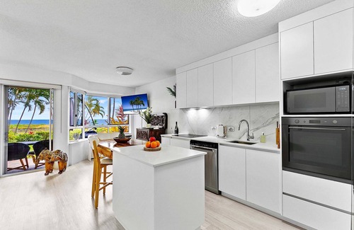 Urangan Apartment | “Beach Front Apartment , Pool , Free WiFi with Netflix“