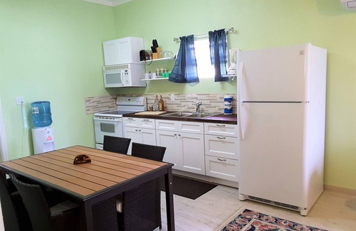 Alice Town House | BEACH FRONT-CENTRAL LOCALE-SUNSET VIEW-FREE WIFI-A/C-FAMILY FRIENDLY-AMENITIES