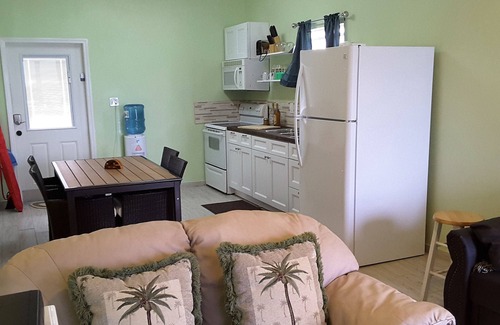 Alice Town House | BEACH FRONT-CENTRAL LOCALE-SUNSET VIEW-FREE WIFI-A/C-FAMILY FRIENDLY-AMENITIES