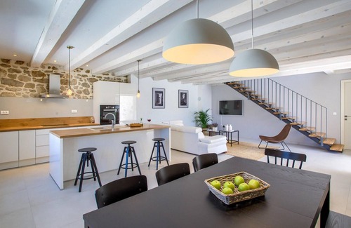 Sutomiscica House | Beach front home in Preko