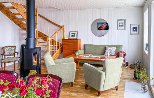 Smøla House | Beach Front Home In Smøla With Kitchen